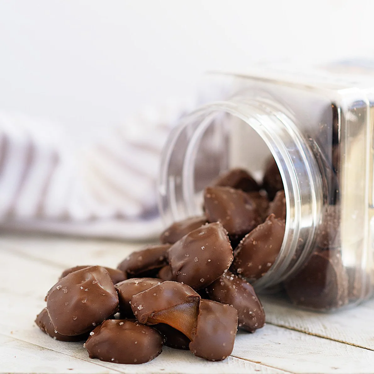 Sanders Candy - Original Milk Chocolate Sea Salt Caramels Tub 32 oz. - Image 4